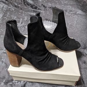 42 Gold Chinese Laundry Peep Toe Heel Booties black suede Kristin Cavallari
